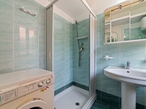 Shower, towels - Soothing Apartment in Villammare With Small Garden (Vibonati)