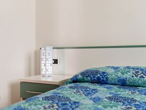 1 bedroom, individually furnished, bed sheets - Soothing Apartment in Villammare With Small Garden (Vibonati)