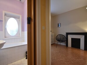 Bathroom - Cosy Holiday Home in Port-en-bessin-huppain With Garden (Port-en-Bessin-Huppain)
