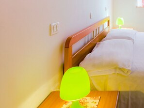 2 habitaciones, cunas y ropa de cama 
