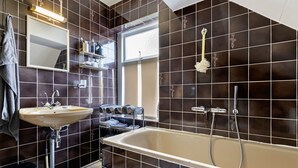 Casa | Baño | Tina con regadera y toallas 