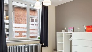 2 habitaciones, cuna de viaje y ropa de cama 