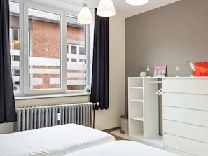 Apartemen | 2 kamar tidur, tempat tidur bayi, dan seprai linen