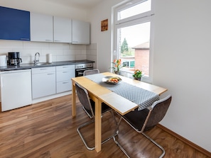 Apartment | Private kitchen | Fridge, microwave, oven, stovetop - Modest Apartment in Brande-hörnerkirchen With Heating (Brande-Hörnerkirchen)
