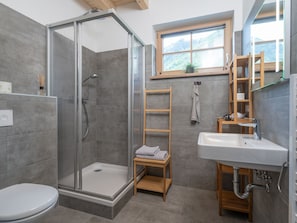 Shower, towels - Detached Chalet w Combi Sauna, Near Ski Lift, Haus Liene (Irdning-Donnersbachtal)