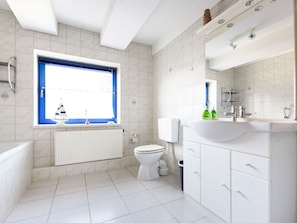 House | Bathroom | Combined shower/tub