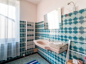 Bathroom - Impressive Mansion in Quarante With Terrace (Quarante)