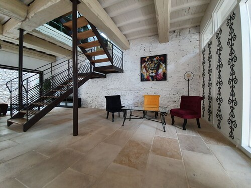 Olonzac Escape: Pool & Charm