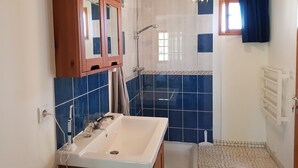 Villa | Bathroom | Shower, towels - Magnificent Villa With Private Pool, Terrace, Outdoor Kitchen and Views of the Gorges (Cesseras)