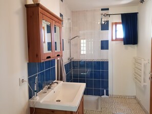 Villa | Bathroom | Shower, towels - Magnificent Villa With Private Pool, Terrace, Outdoor Kitchen and Views of the Gorges (Cesseras)