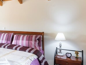 1 bedroom, bed sheets - Pleasant Holiday Apartment Chalcis With Garden (Chalcis)