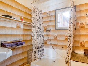 Vila | Kamar mandi | Shower dan handuk