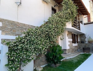 Apartment | Exterior - Snug Apartment in Agios Nikolaos With Garden (Sithonia)
