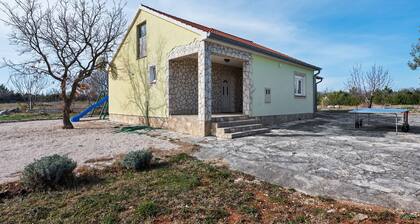 Peaceful Cottage in Benkovac With Swimming Pool