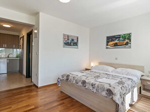 Apartment | Iron/ironing board