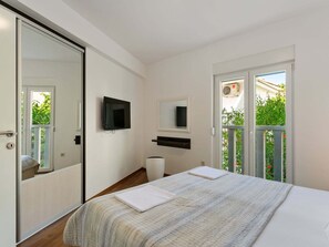 Apartment | Iron/ironing board