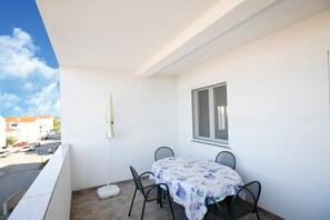 Apartment | Balcony - Tasteful Apartment in Zadar With Balcony (Zadar)