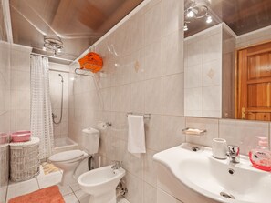 Apartment | Bathroom | Shower, hair dryer, towels