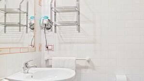 Bathroom - Pleasant Holiday Home in Magione With Swimming Pool (Magione)
