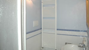 Ferienhaus | Badezimmer | Dusche, Handtücher