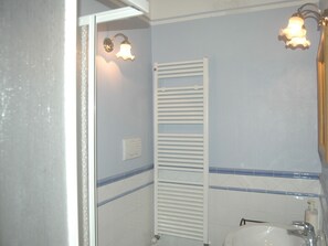 Ferienhaus | Badezimmer | Dusche, Handtücher