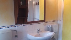 Apartment | Bathroom - Lush Apartment in Castelfiorentino With Swimming Pool (Castelfiorentino)