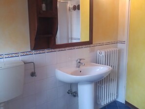 Apartment | Bathroom - Lush Apartment in Castelfiorentino With Swimming Pool (Castelfiorentino)