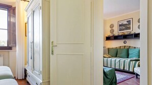 1 bedroom, cots/infant beds, bed sheets - Quaint Holiday Home in Siena with Hot Tub (Siena)