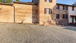 Exterior - Quaint Holiday Home in Siena with Hot Tub (Siena)
