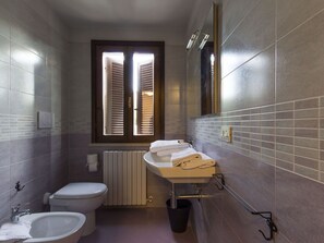 Ferienhaus | Badezimmer | Dusche, Handtücher