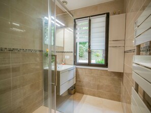 Ferienhaus | Badezimmer | Dusche, Handtücher