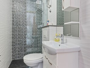 Apartment | Bathroom - Refined Apartment in Kaštel Lukšić with Garden  (Kastela)