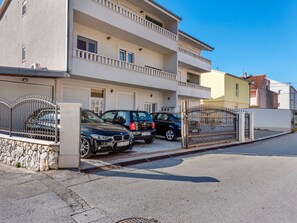 Exterior - Refined Apartment in Kaštel Lukšić with Garden  (Kastela)