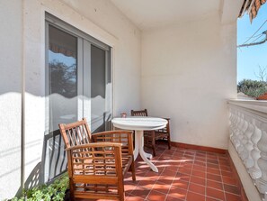 Apartment | Balcony - Refined Apartment in Kaštel Lukšić with Garden  (Kastela)