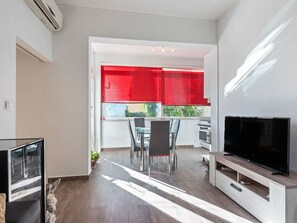 Dining - Refined Apartment in Kaštel Lukšić with Garden  (Kastela)