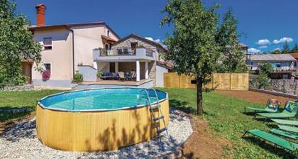 Spacious Holiday Home in Zvone?e