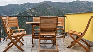 Apartment | Balcony - Peaceful Apartment in Recco With Balcony (Avegno)