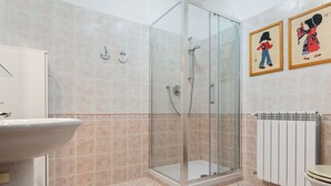 Apartment | Bathroom | Shower, towels - Peaceful Apartment in Recco With Balcony (Avegno)