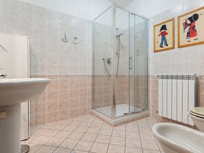 Apartment | Badezimmer | Dusche, Handtücher