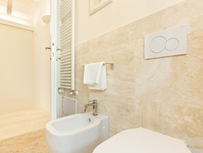 Apartment | Bathroom | Shower, hair dryer, towels