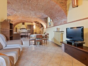 Living room - Homely Apartment in Frazione Sessant in Monferrato Area With Garden (Asti)