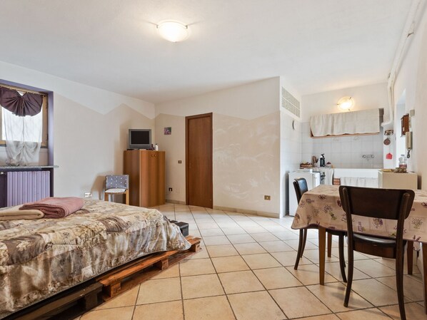 1 bedroom, cribs/infant beds, bed sheets - Homely Apartment in Frazione Sessant in Monferrato Area With Garden (Asti)