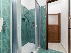 Shower, towels - Welcoming Apartment in Sapri near Sea (Sapri)