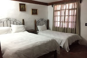 Tabla de planchar con plancha y ropa de cama