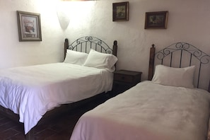 Tabla de planchar con plancha y ropa de cama