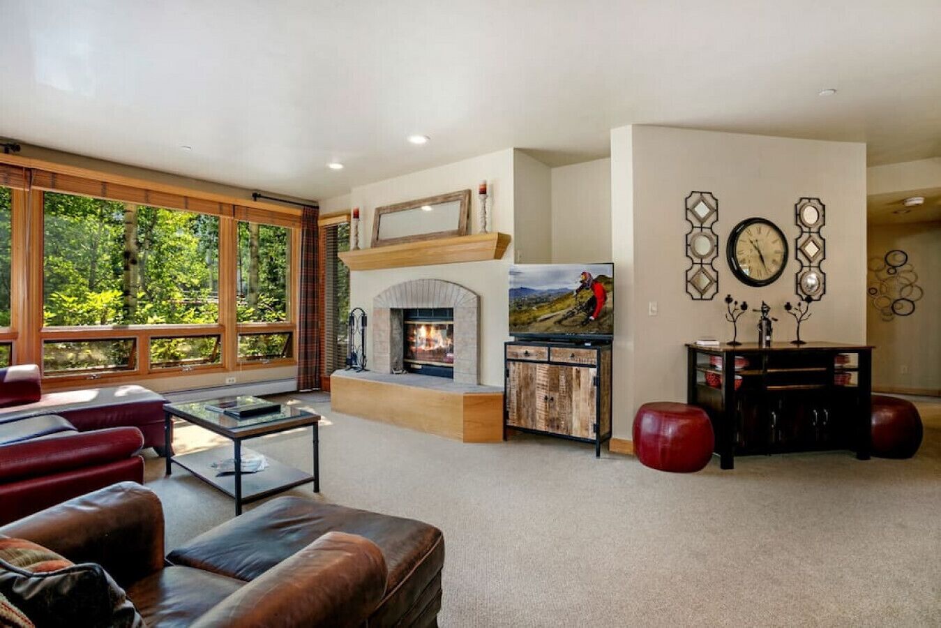 Een televisie, een open haard en een stereo