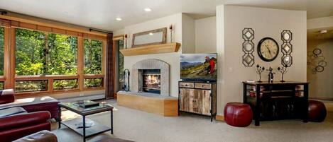 Een televisie, een open haard en een stereo