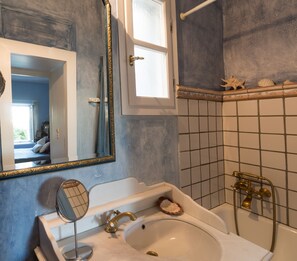 Chuveiro/banheira combinados, secador de cabelo, toalhas de banho 