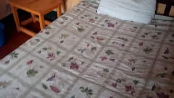 Eenpersoonskamer | Een bureau, beddengoed