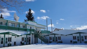 Un edificio cubierto de nieve con varias habitaciones y una escalera.